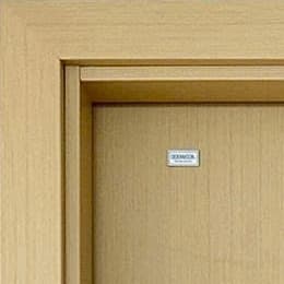 Ảnh gần góc khuôn và nẹp của cùng mẫu vân sồi